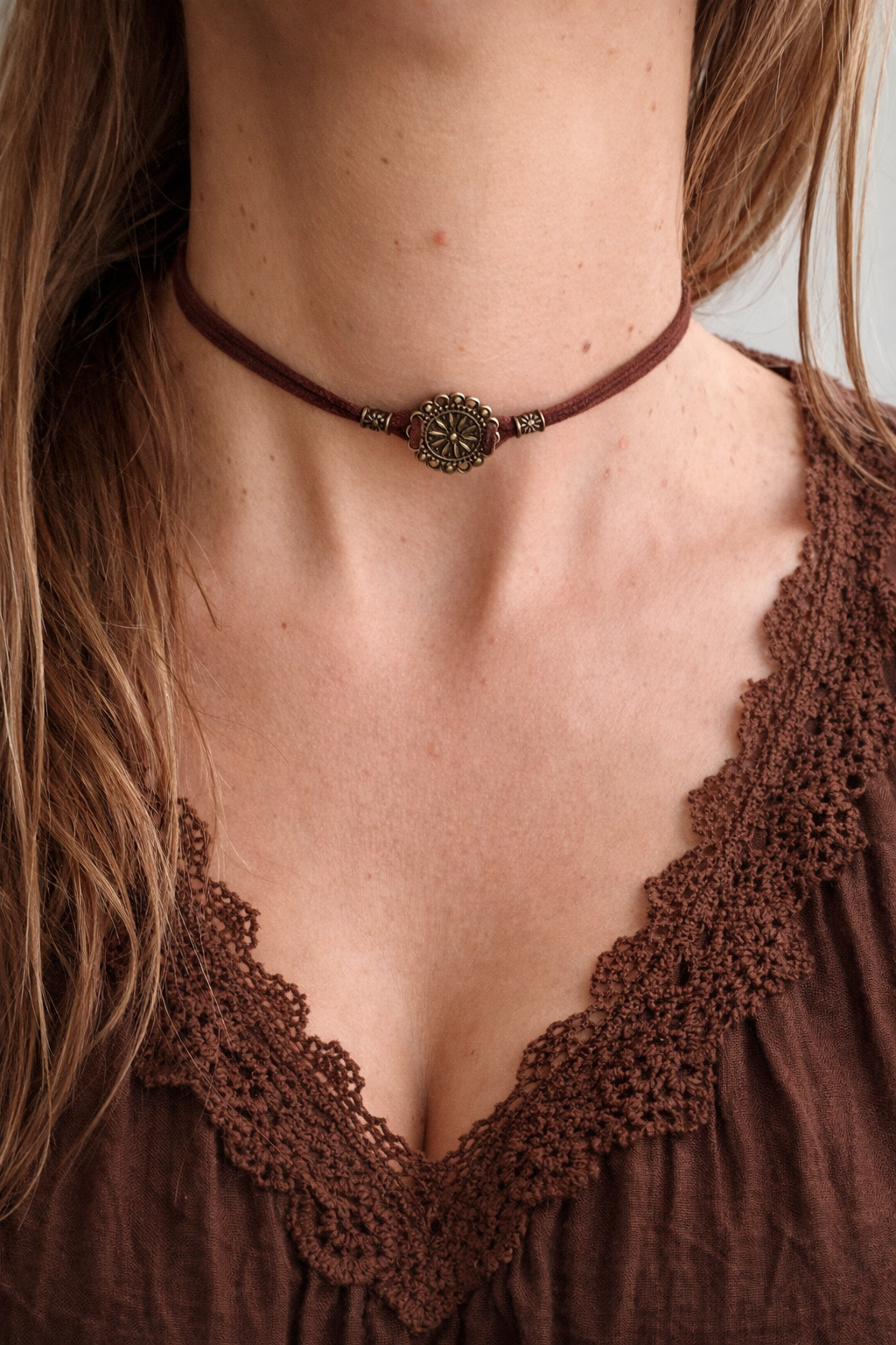 🌸 CHOKER BOHO Z ROZETĄ / MANDALĄ – HARMONIA I ŚWIATŁO