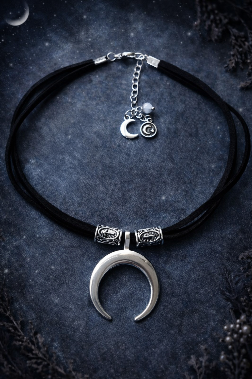 🌙 Choker „Nocna Strażniczka”  Biżuteria inspirowana ciszą nocy i światłem księżyca.