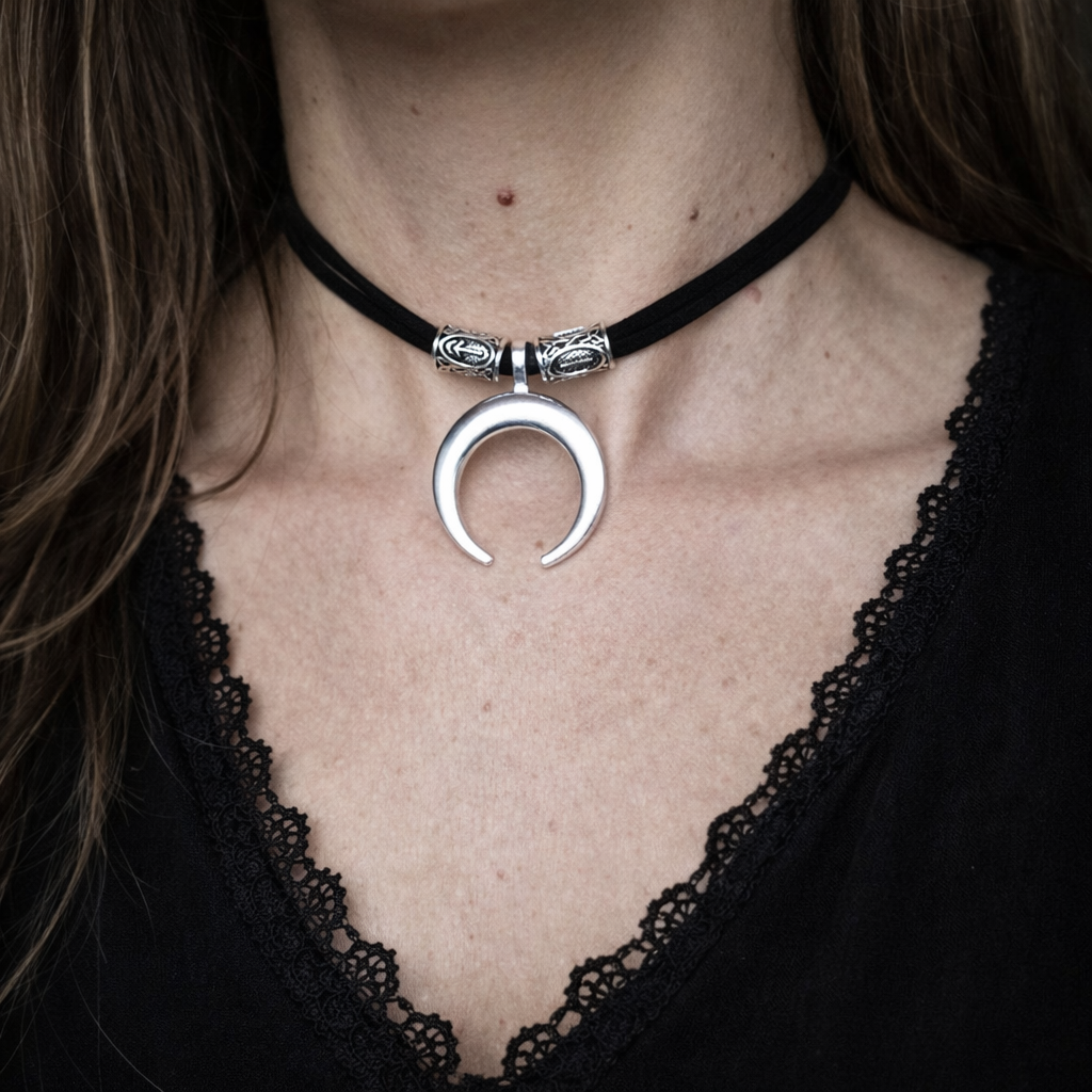 🌙 Choker „Nocna Strażniczka”  Biżuteria inspirowana ciszą nocy i światłem księżyca.