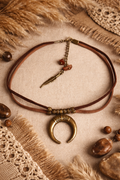 🌙 Choker „Złoty Róg Ziemi”