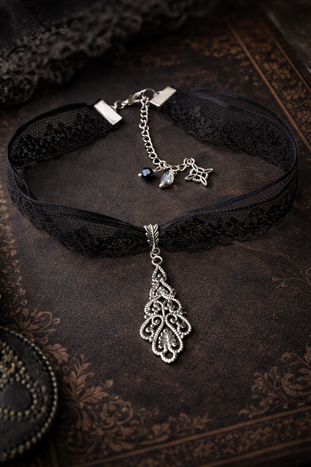 Koronkowy choker w stylu vintage gothic