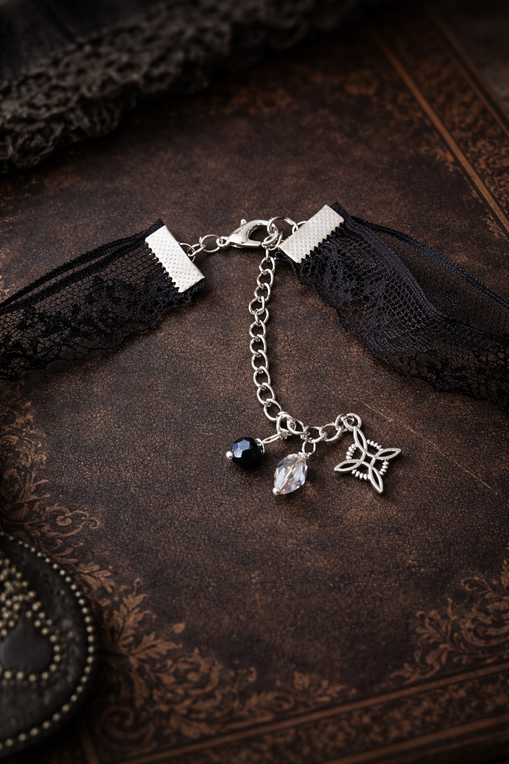 Koronkowy choker w stylu vintage gothic