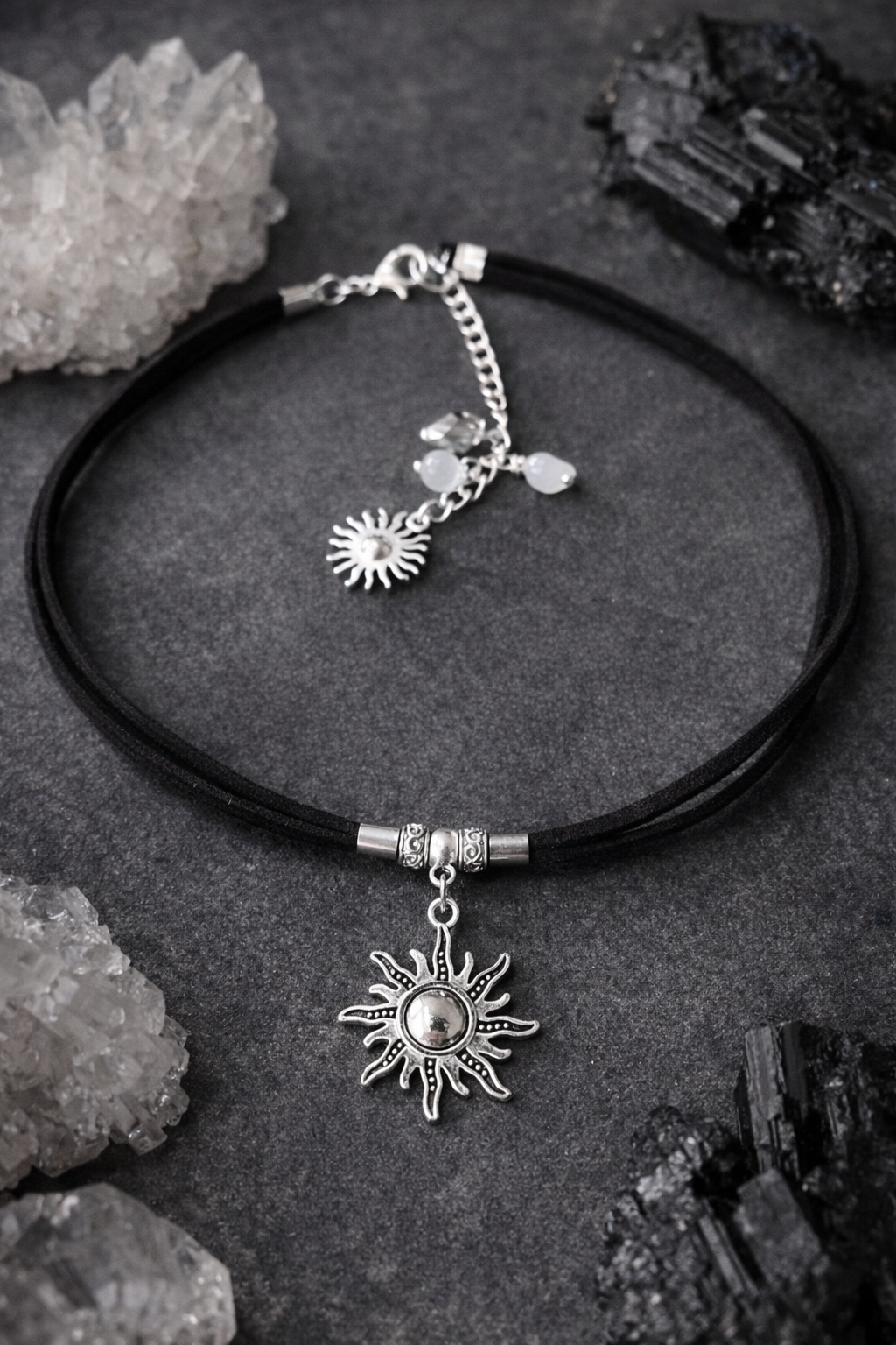 Choker „Midnight Sun” – siła światła w mrocznej odsłonie
