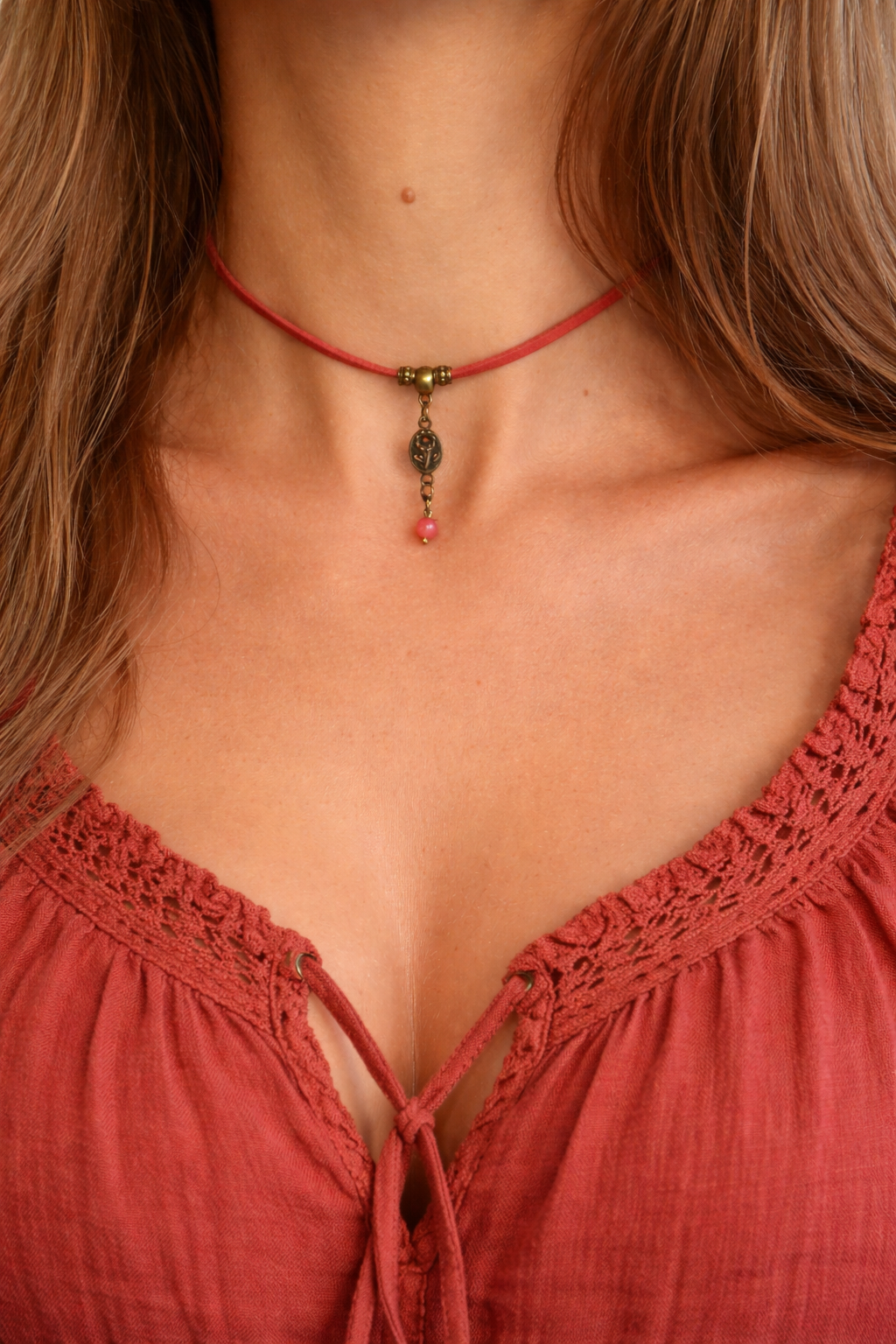 Choker „Strawberry Glow” – delikatność i energia serca