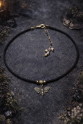 🦋 Nocna Przemiana – choker z symbolem ćmy