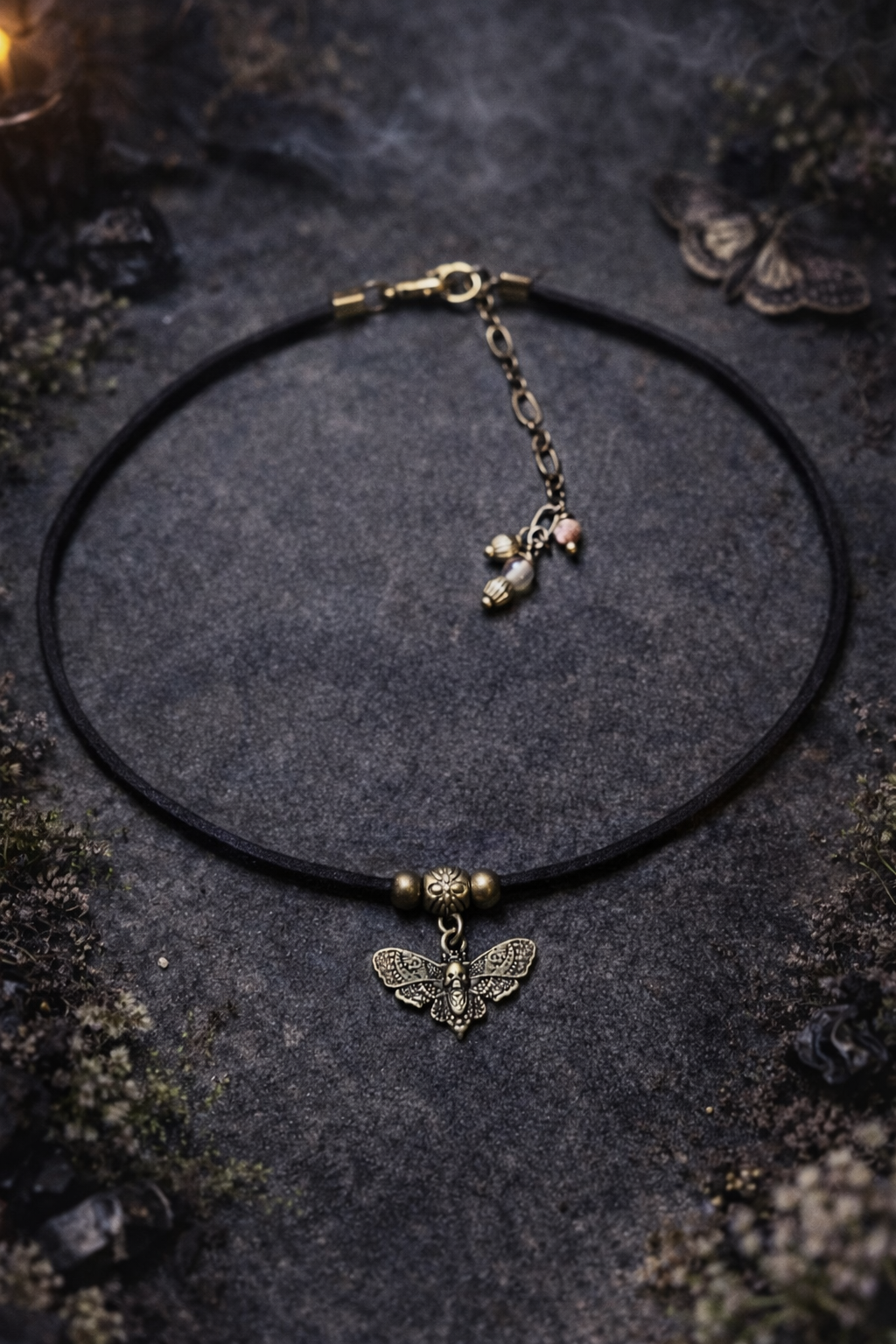 🦋 Nocna Przemiana – choker z symbolem ćmy