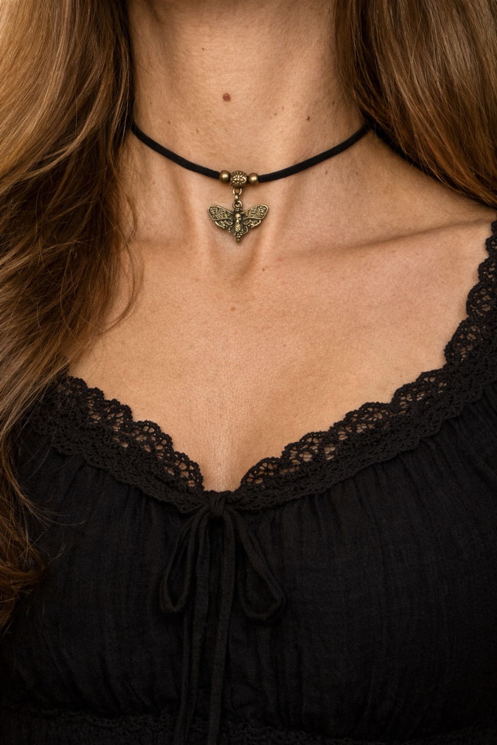 🦋 Nocna Przemiana – choker z symbolem ćmy