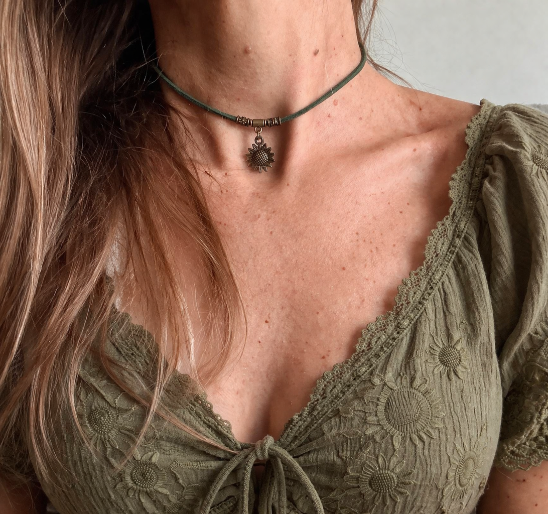 Choker ze słonecznikiem – zielony rzemyk, styl boho, naszyjnik natura