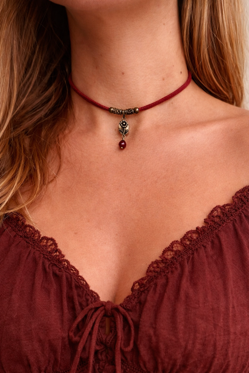 Bordo choker z kwiatem – bordowy rzemyk, styl boho vintage, naszyjnik romantyczny, z naturalnym granatem.