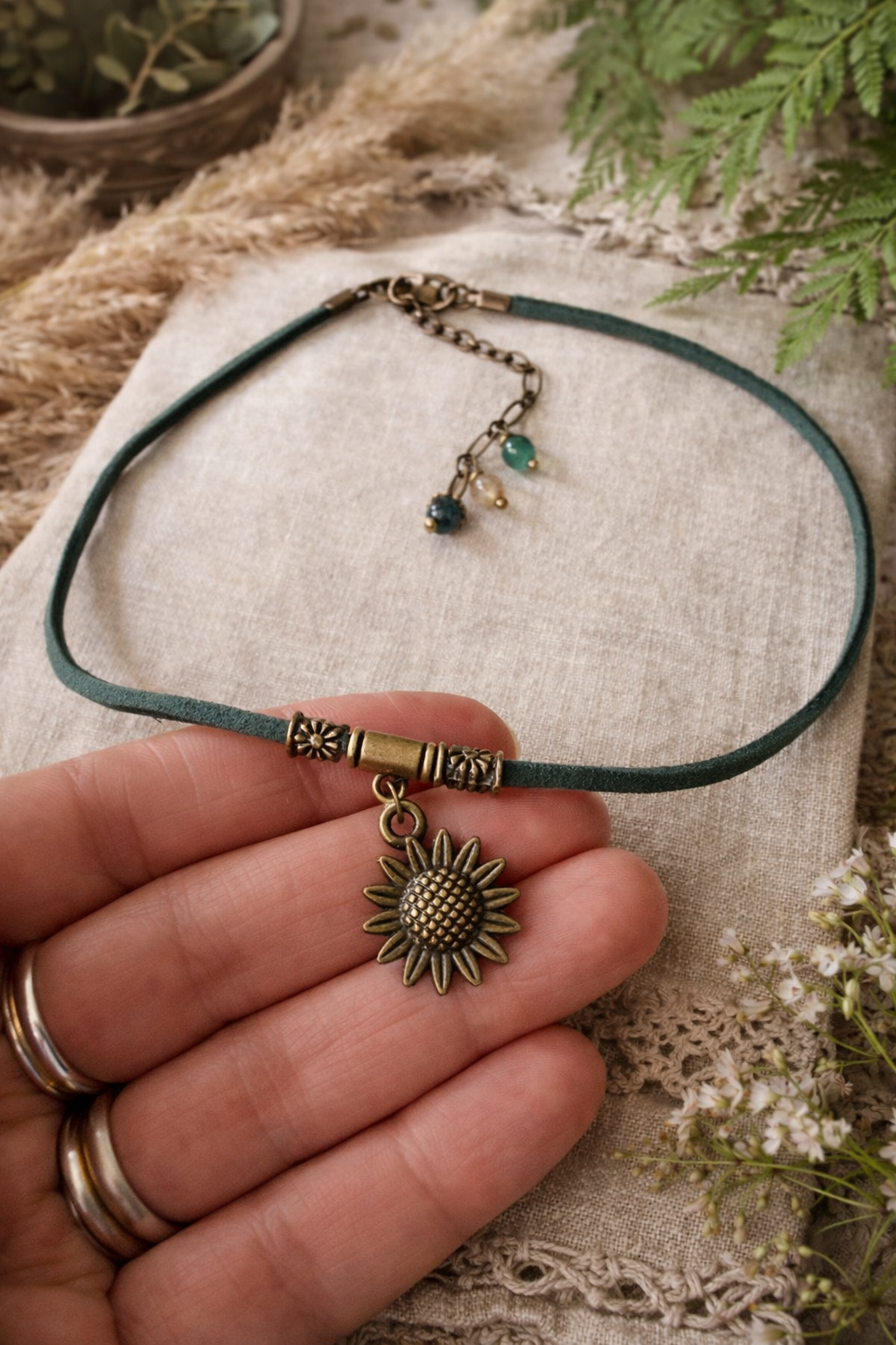 Choker ze słonecznikiem – zielony rzemyk, styl boho, naszyjnik natura