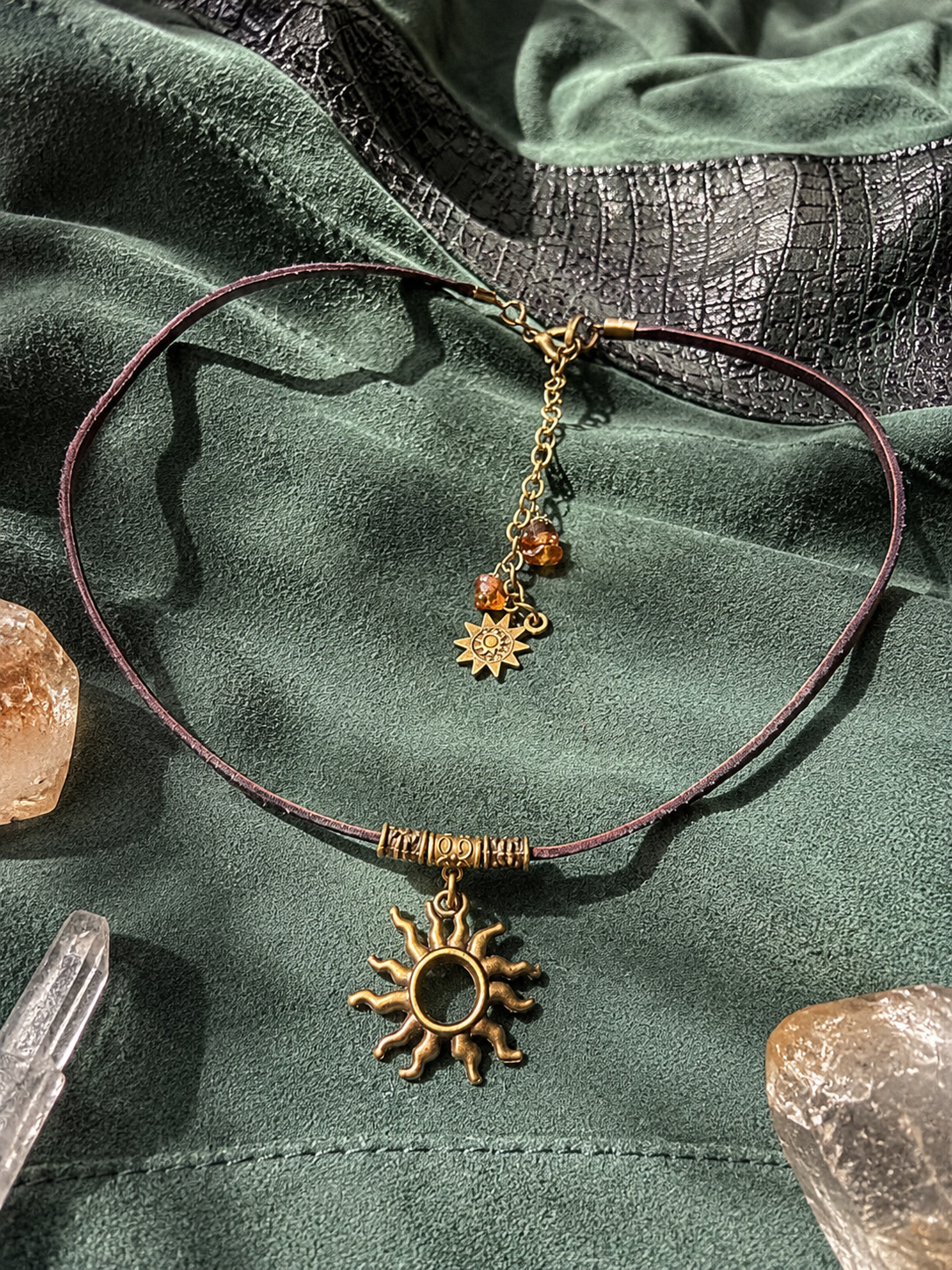 Choker ze Słońcem – naturalna ciemnobrązowa skóra | Boho naszyjnik z symbolem światła | AgnesArte
