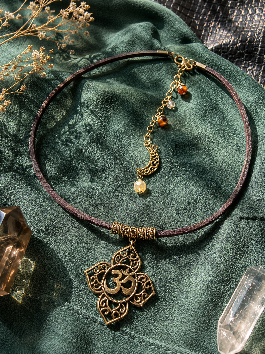 Choker ze Znakiem OM – naturalna skóra ciemnobrązowa | Boho naszyjnik z symbolem harmonii | AgnesArte