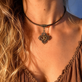 Choker ze Znakiem OM – naturalna skóra ciemnobrązowa | Boho naszyjnik z symbolem harmonii | AgnesArte