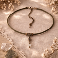 Ten choker to subtelne połączenie natury i symboliki 🌿