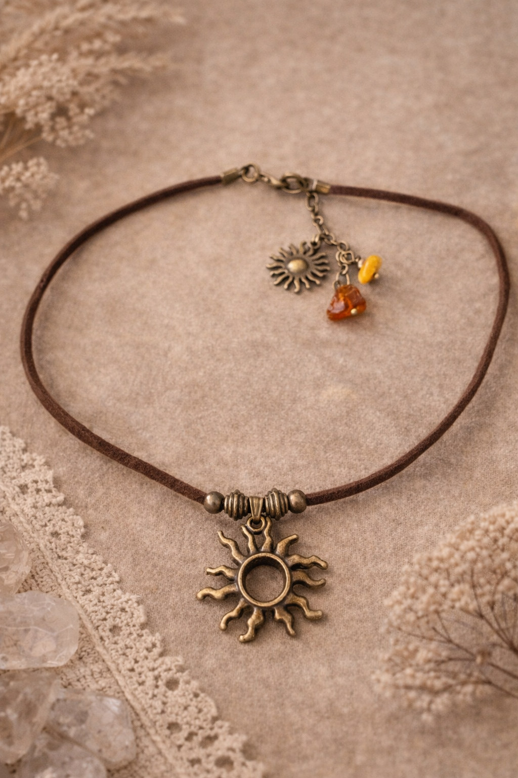 ✨ Choker z talizmanem Słońca i naturalnymi bursztynami.