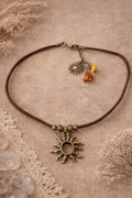✨ Choker z talizmanem Słońca i naturalnymi bursztynami.