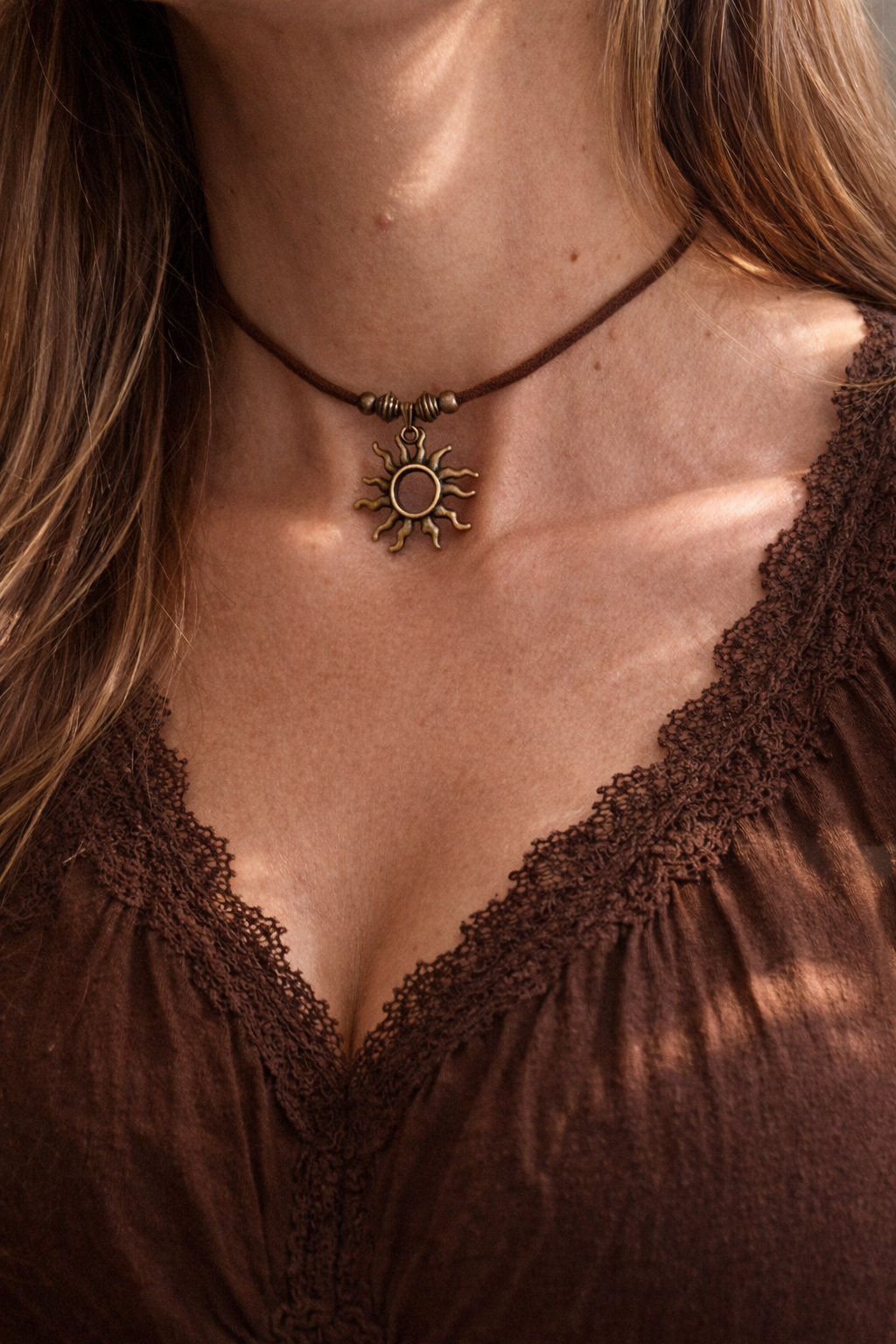 ✨ Choker z talizmanem Słońca i naturalnymi bursztynami.