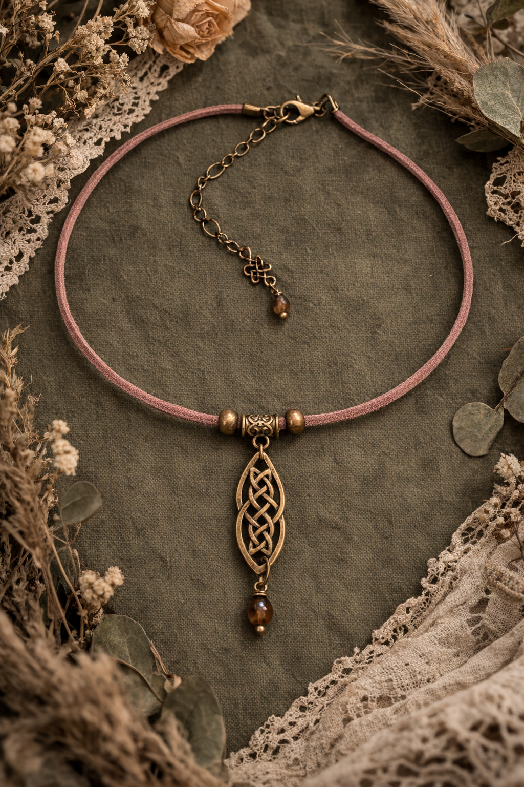 Delikatny choker w stylu boho / vintage z subtelnym motywem celtyckiego węzła.