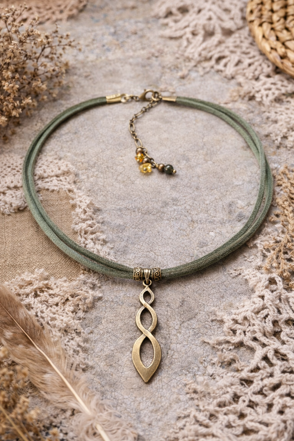 Leśna Harmonia – boho choker z symbolem nieskończoności