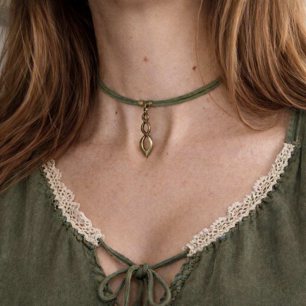 Leśna Harmonia – boho choker z symbolem nieskończoności
