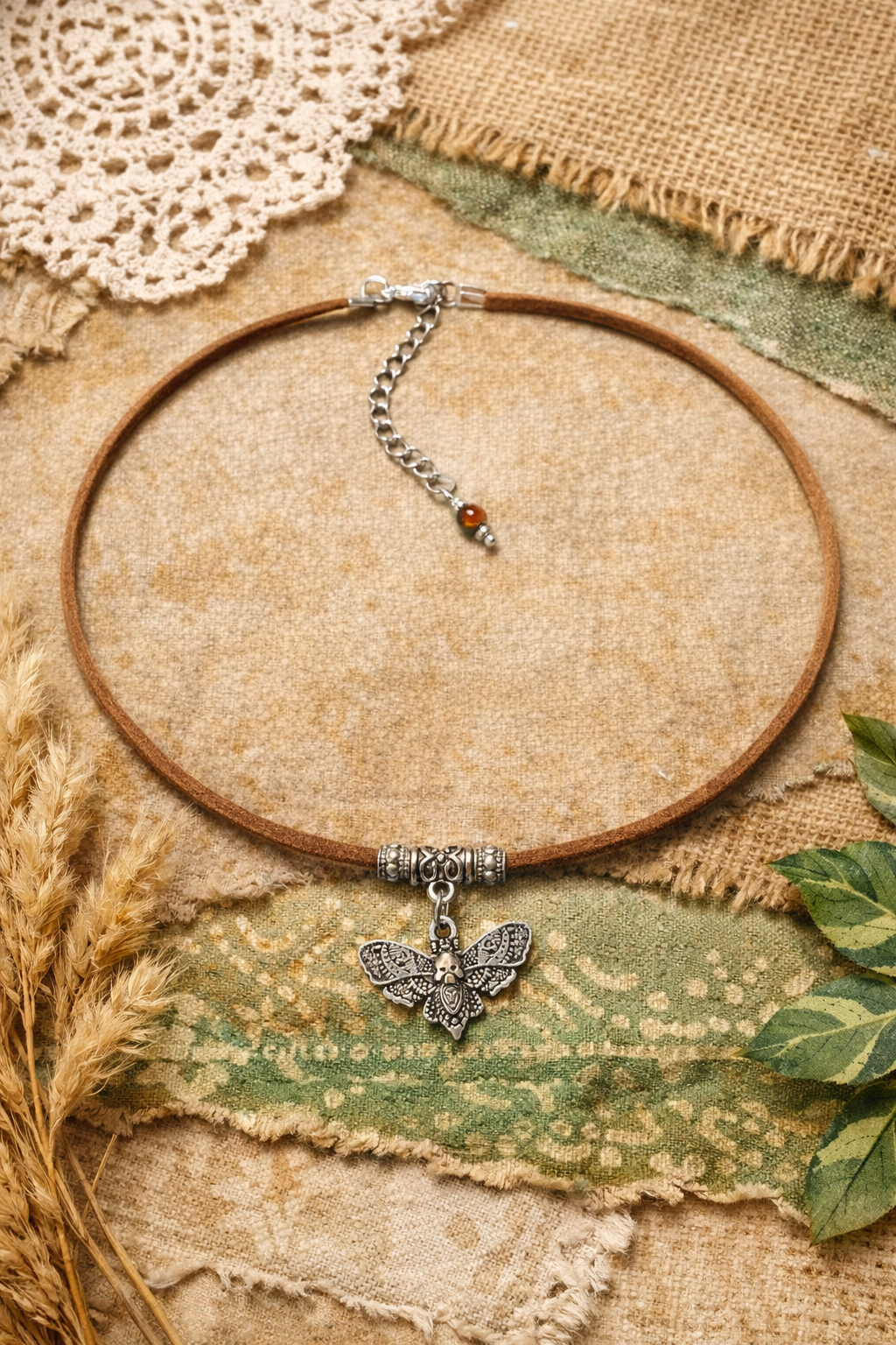 Choker z motylem – symbol przemiany i wolności