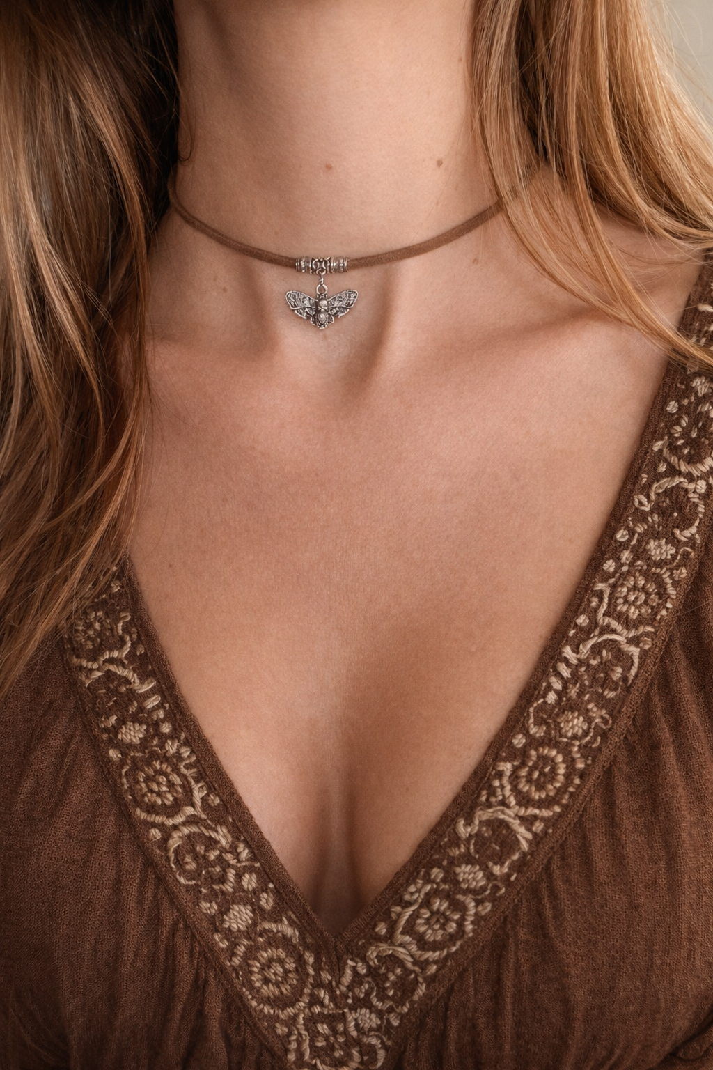 Choker z motylem – symbol przemiany i wolności