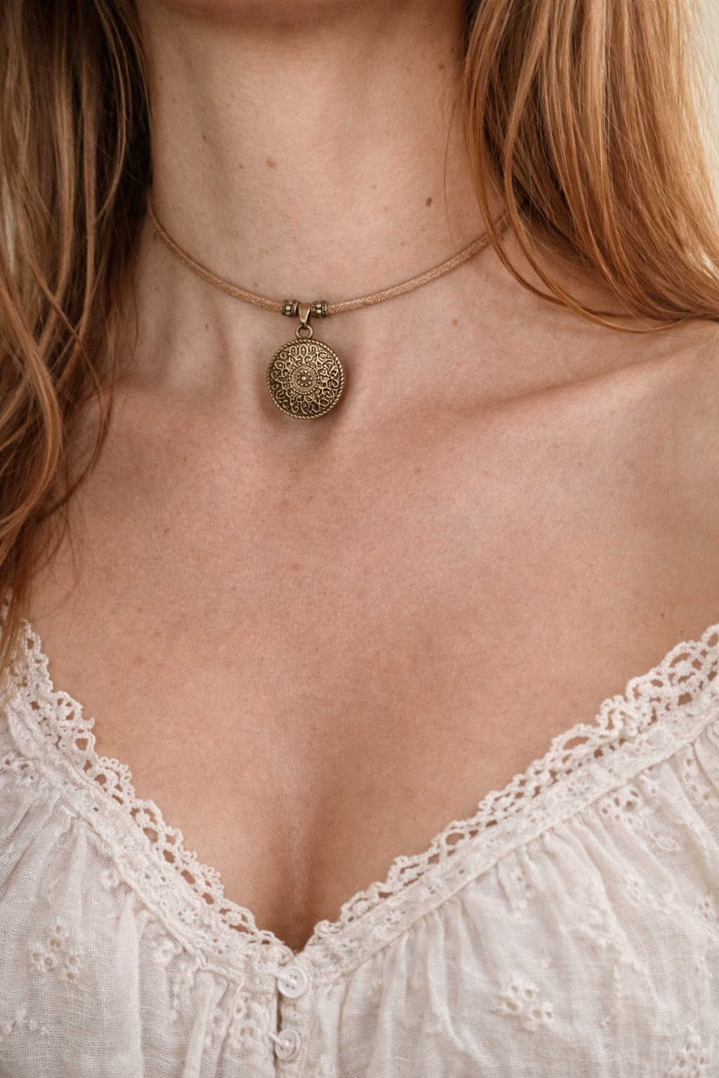 Choker z ornamentową mandalą – symbol harmonii