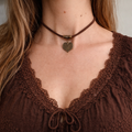 🤎✨ Choker z sercem vintage – naszyjnik boho z zawieszką serce, rzemyk eko zamsz | Agnes Arte