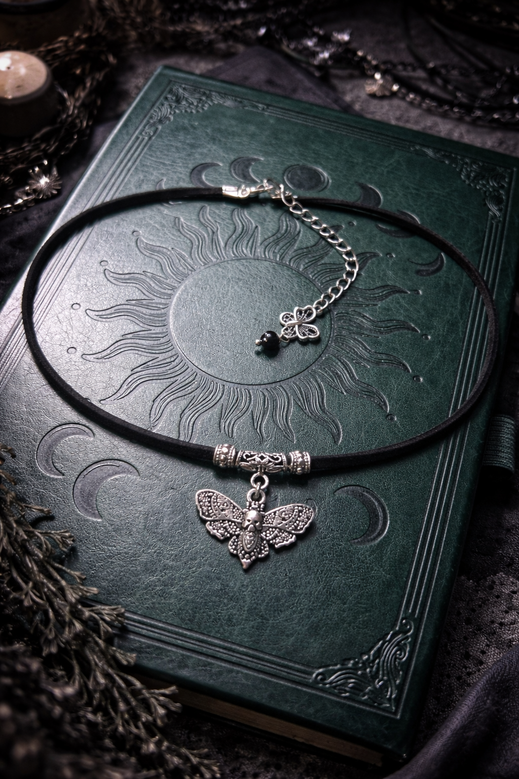 Ten choker z małym nocnym motylem ma w sobie coś z cichej magii nocy… 🌙