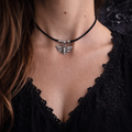Ten choker z małym nocnym motylem ma w sobie coś z cichej magii nocy… 🌙
