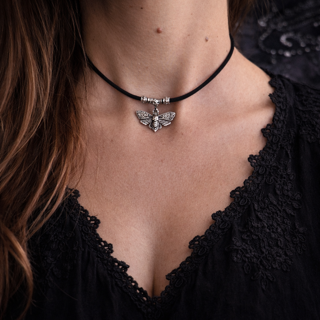 Ten choker z małym nocnym motylem ma w sobie coś z cichej magii nocy… 🌙