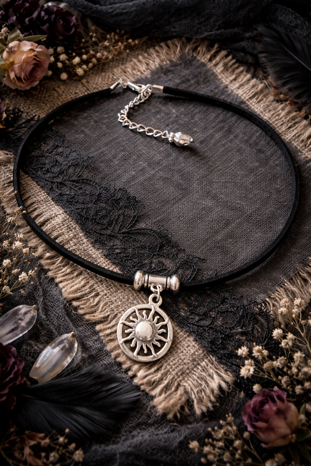 Choker ze słońcem – minimalistyczna biżuteria boho z energią światła