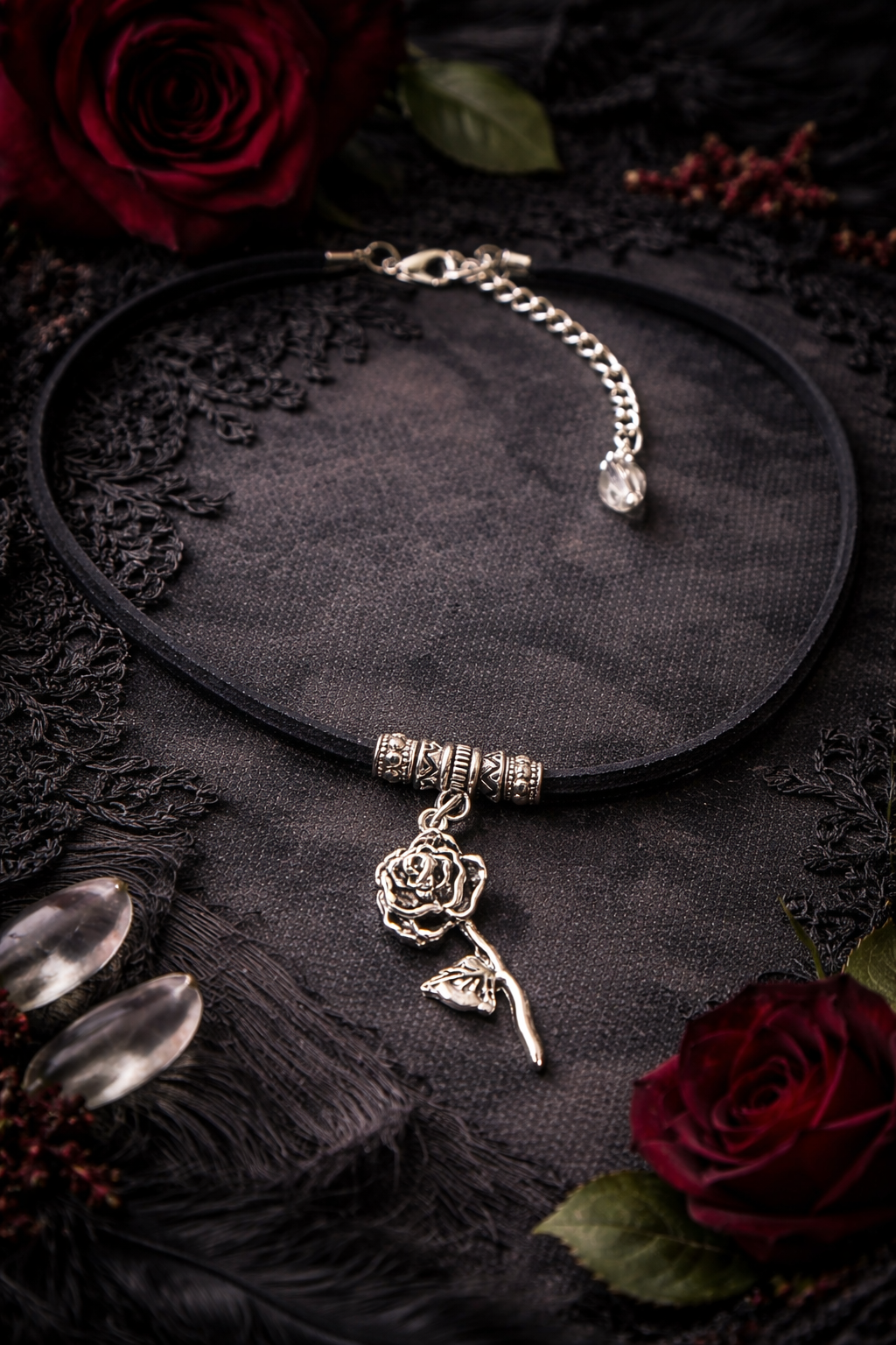 Choker Boho z Różą, Czarny Rzemyk Eco Zamsz, Naszyjnik z Zawieszką Róży, Biżuteria Romantyczna, Styl Boho Gothic