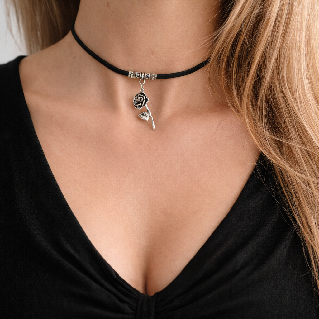 Choker Boho z Różą, Czarny Rzemyk Eco Zamsz, Naszyjnik z Zawieszką Róży, Biżuteria Romantyczna, Styl Boho Gothic