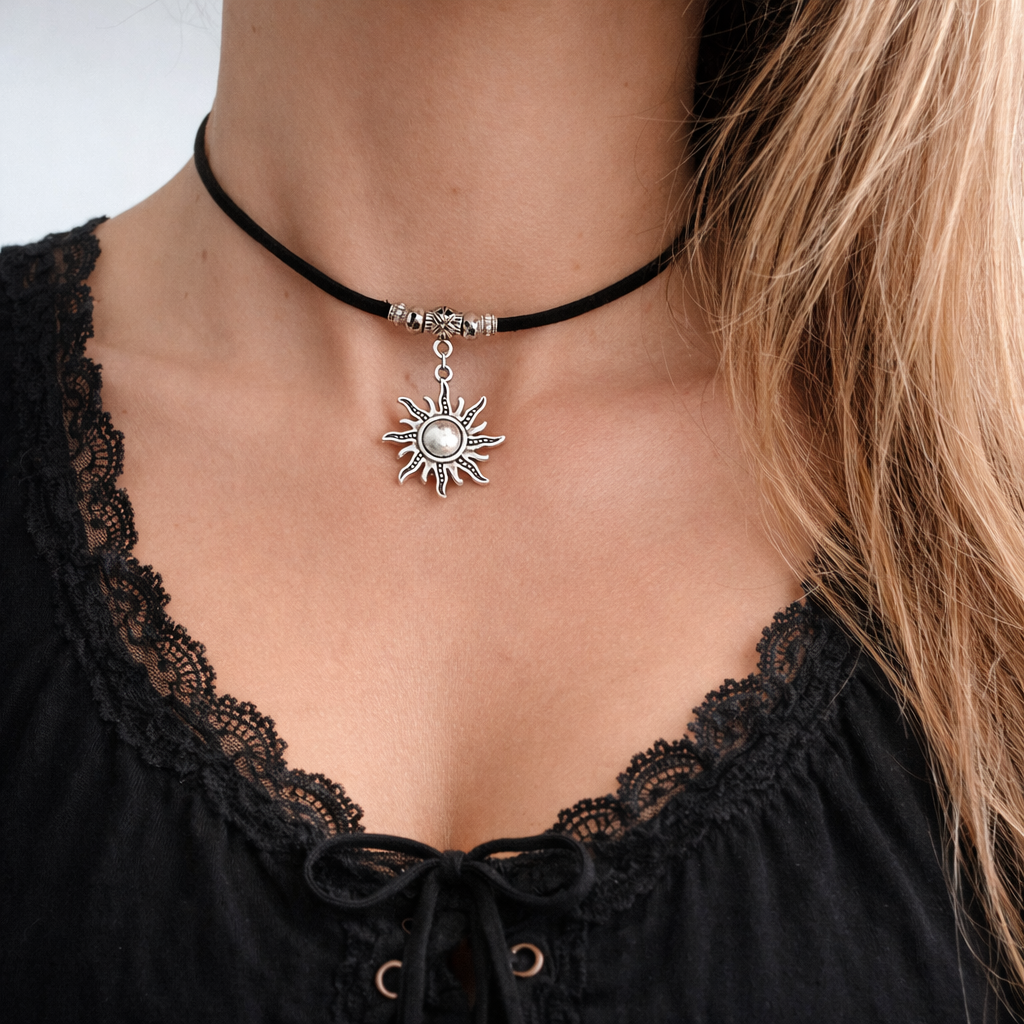 Choker Boho Słońce, Czarny Rzemyk Eco Zamsz, Naszyjnik Symboliczny Słońce, Biżuteria Mistyczna, Styl Boho Gothic