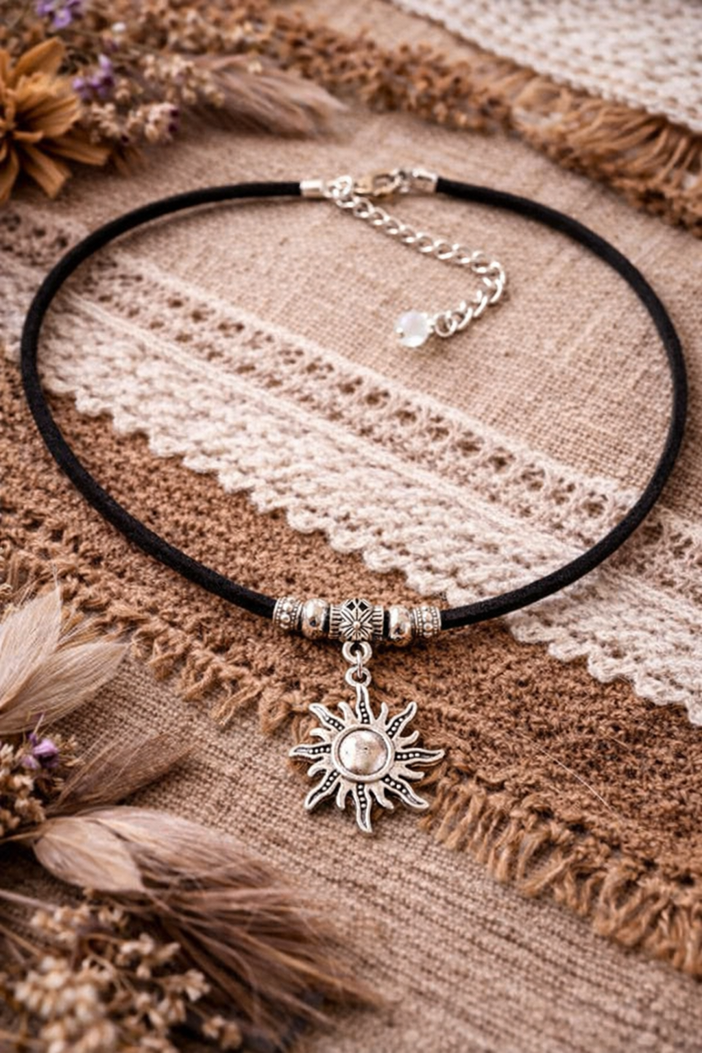 Choker Boho Słońce, Czarny Rzemyk Eco Zamsz, Naszyjnik Symboliczny Słońce, Biżuteria Mistyczna, Styl Boho Gothic