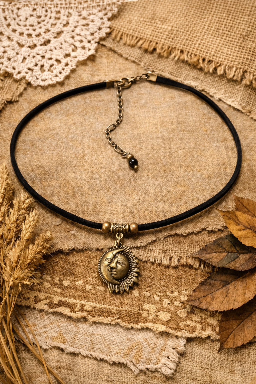 Choker ze słońcem i księżycem – symbol harmonii