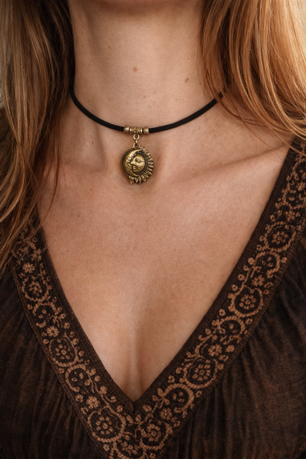Choker ze słońcem i księżycem – symbol harmonii