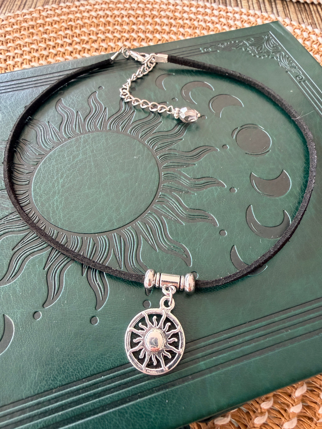 Choker ze słońcem – minimalistyczna biżuteria boho z energią światła