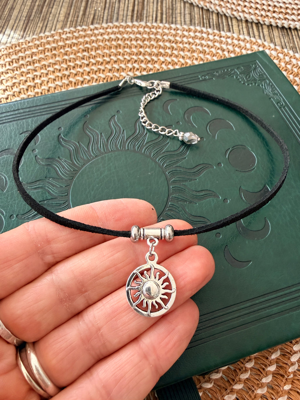 Choker ze słońcem – minimalistyczna biżuteria boho z energią światła