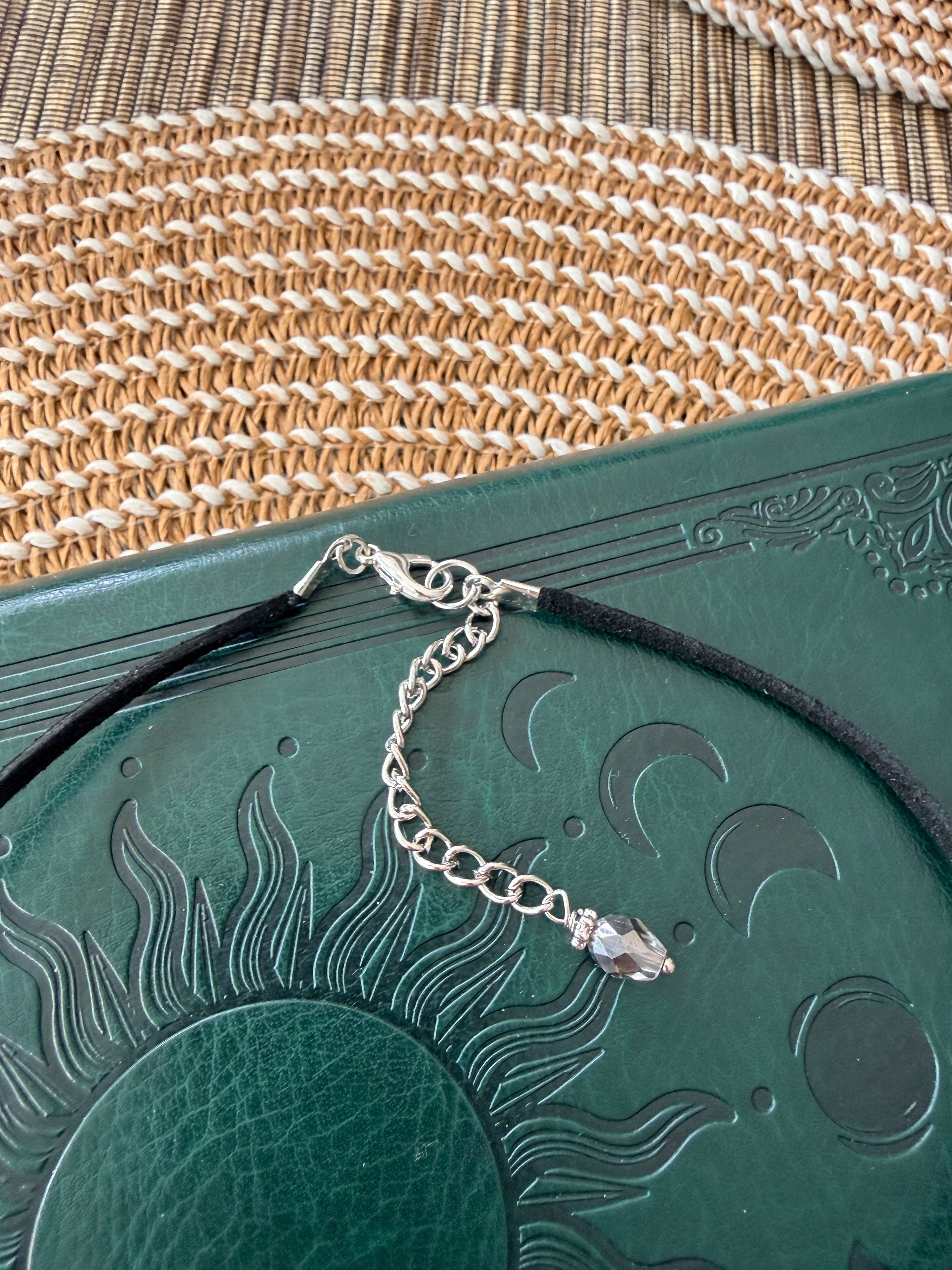 Choker ze słońcem – minimalistyczna biżuteria boho z energią światła