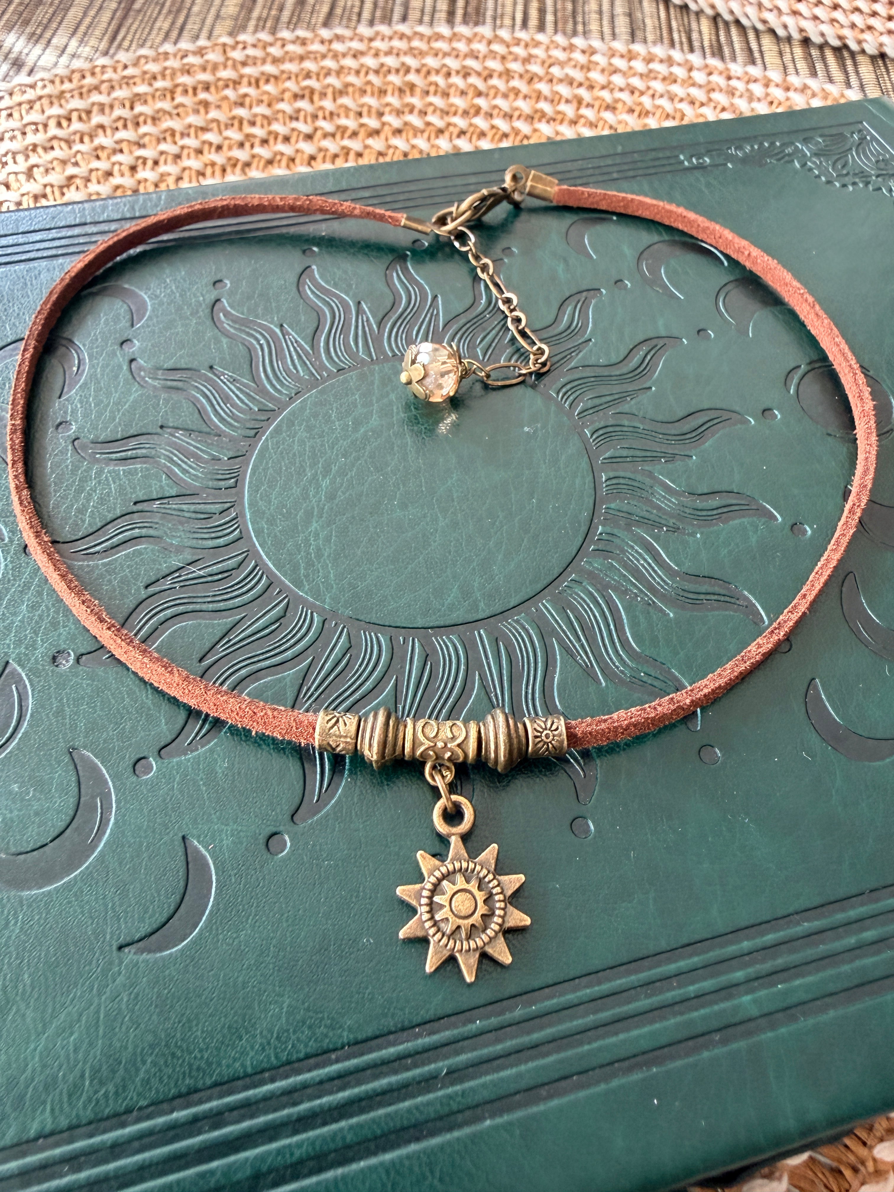Choker Boho ze Słońcem, Brązowy Rzemyk Eco Zamsz, Naszyjnik z Zawieszką Słońca, Biżuteria Symboliczna, Styl Boho