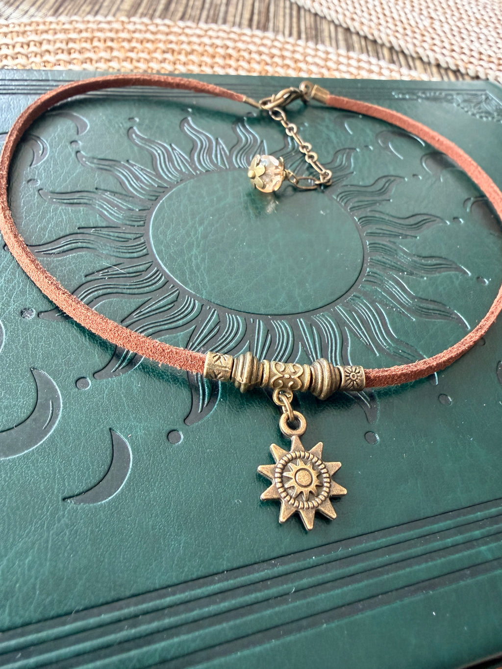 Choker Boho ze Słońcem, Brązowy Rzemyk Eco Zamsz, Naszyjnik z Zawieszką Słońca, Biżuteria Symboliczna, Styl Boho