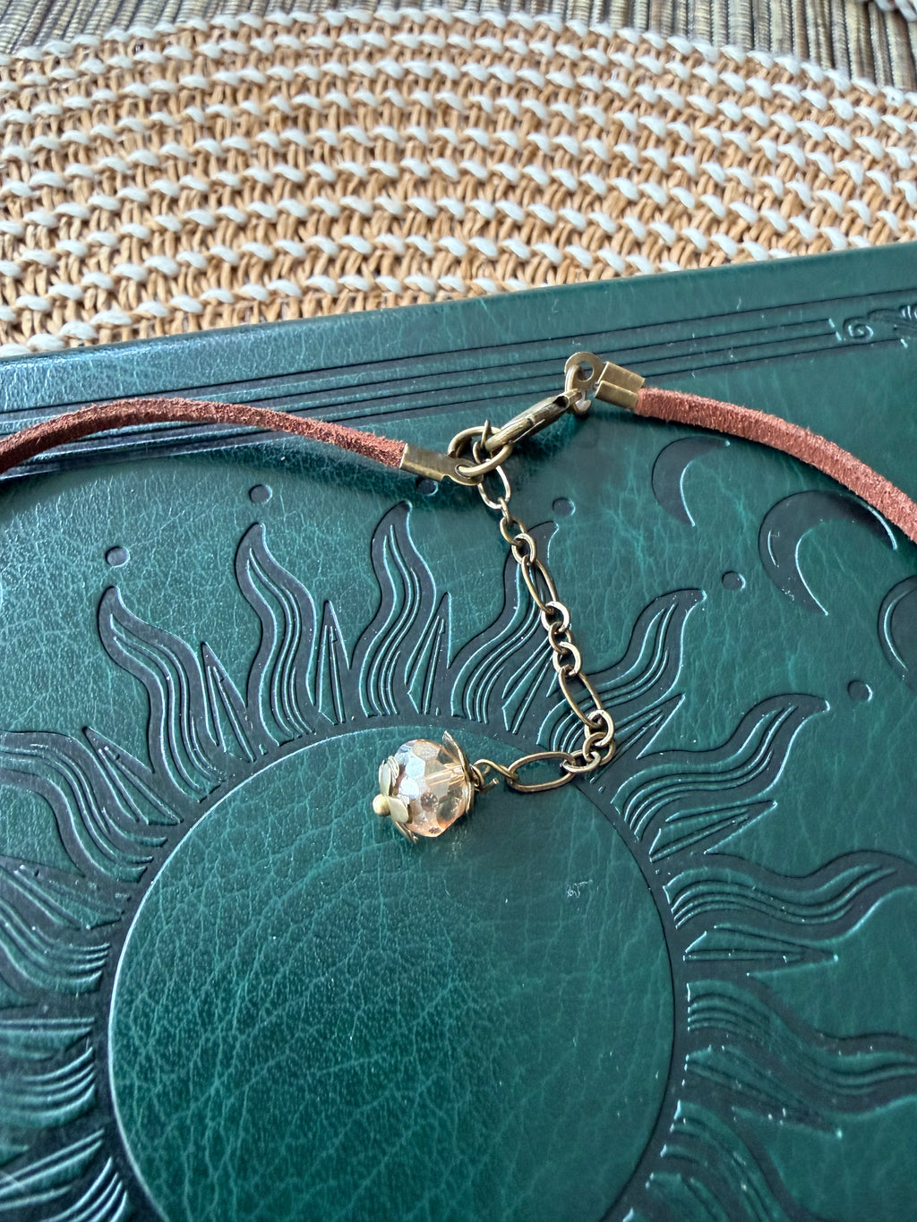 Choker Boho ze Słońcem, Brązowy Rzemyk Eco Zamsz, Naszyjnik z Zawieszką Słońca, Biżuteria Symboliczna, Styl Boho