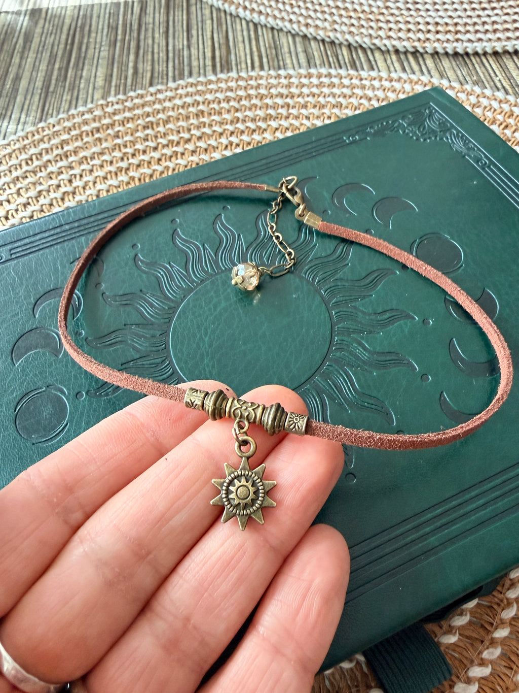 Choker Boho ze Słońcem, Brązowy Rzemyk Eco Zamsz, Naszyjnik z Zawieszką Słońca, Biżuteria Symboliczna, Styl Boho
