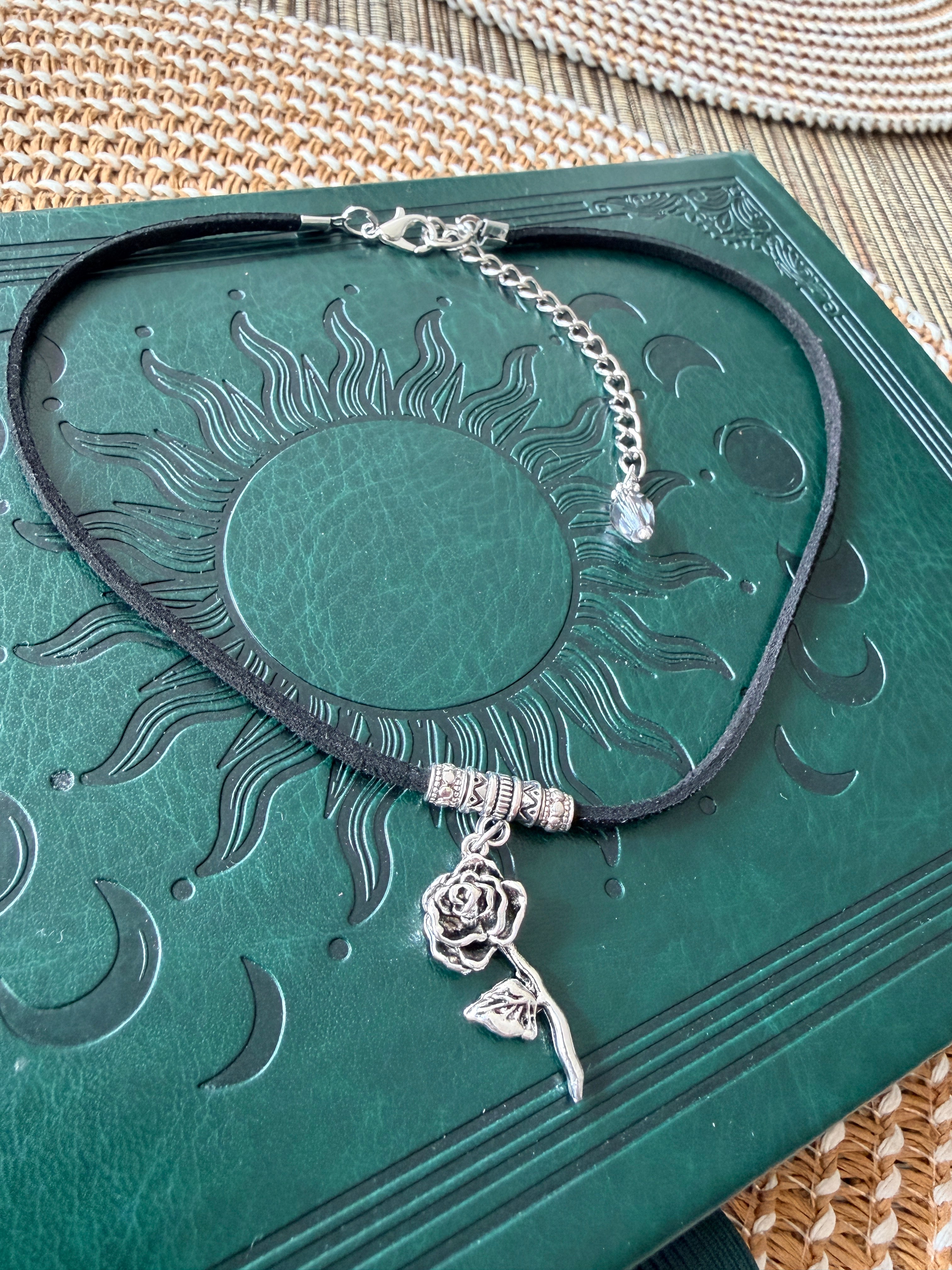 Choker Boho z Różą, Czarny Rzemyk Eco Zamsz, Naszyjnik z Zawieszką Róży, Biżuteria Romantyczna, Styl Boho Gothic