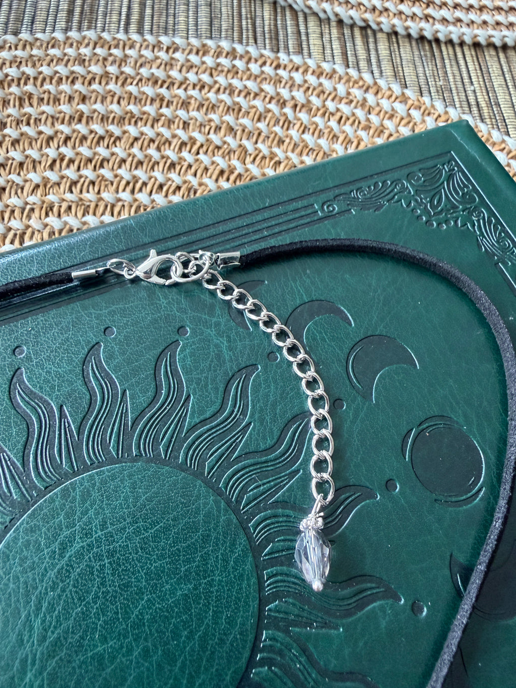 Choker Boho z Różą, Czarny Rzemyk Eco Zamsz, Naszyjnik z Zawieszką Róży, Biżuteria Romantyczna, Styl Boho Gothic