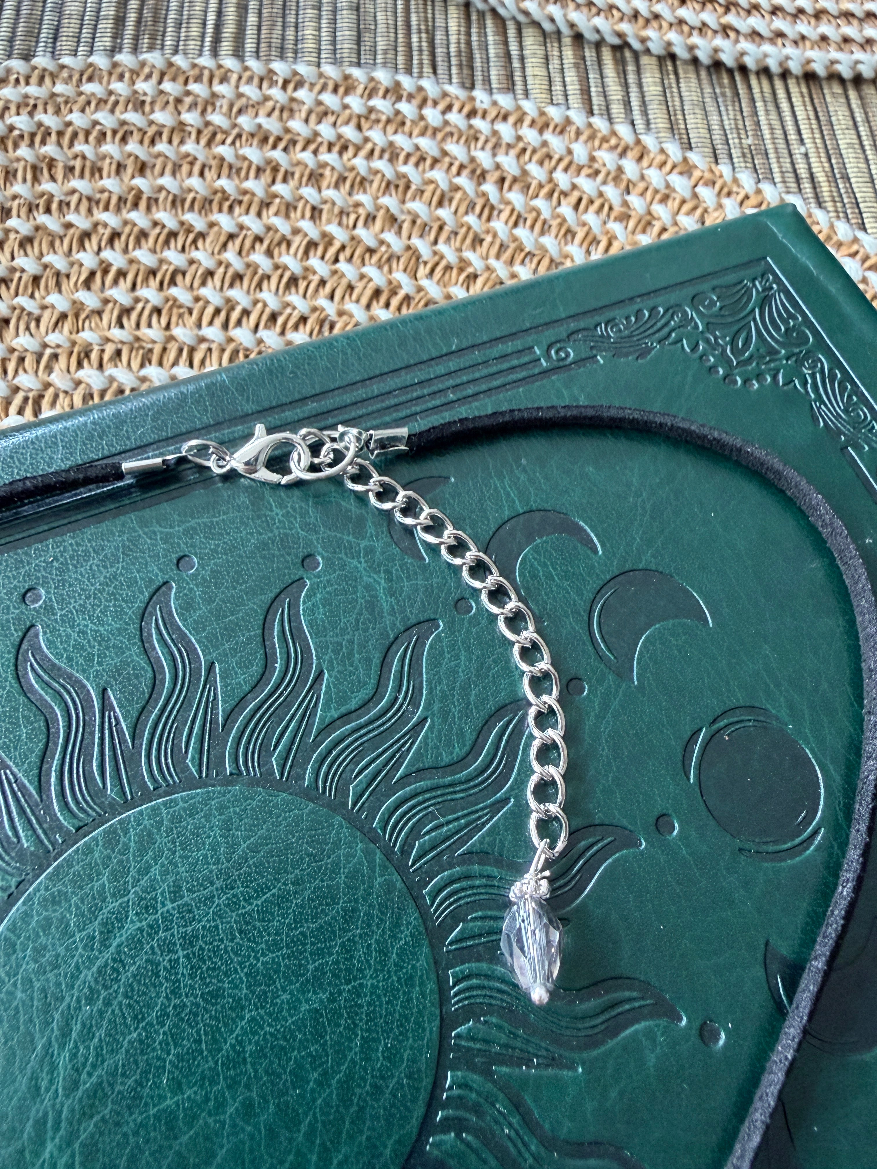 Choker Boho z Różą, Czarny Rzemyk Eco Zamsz, Naszyjnik z Zawieszką Róży, Biżuteria Romantyczna, Styl Boho Gothic