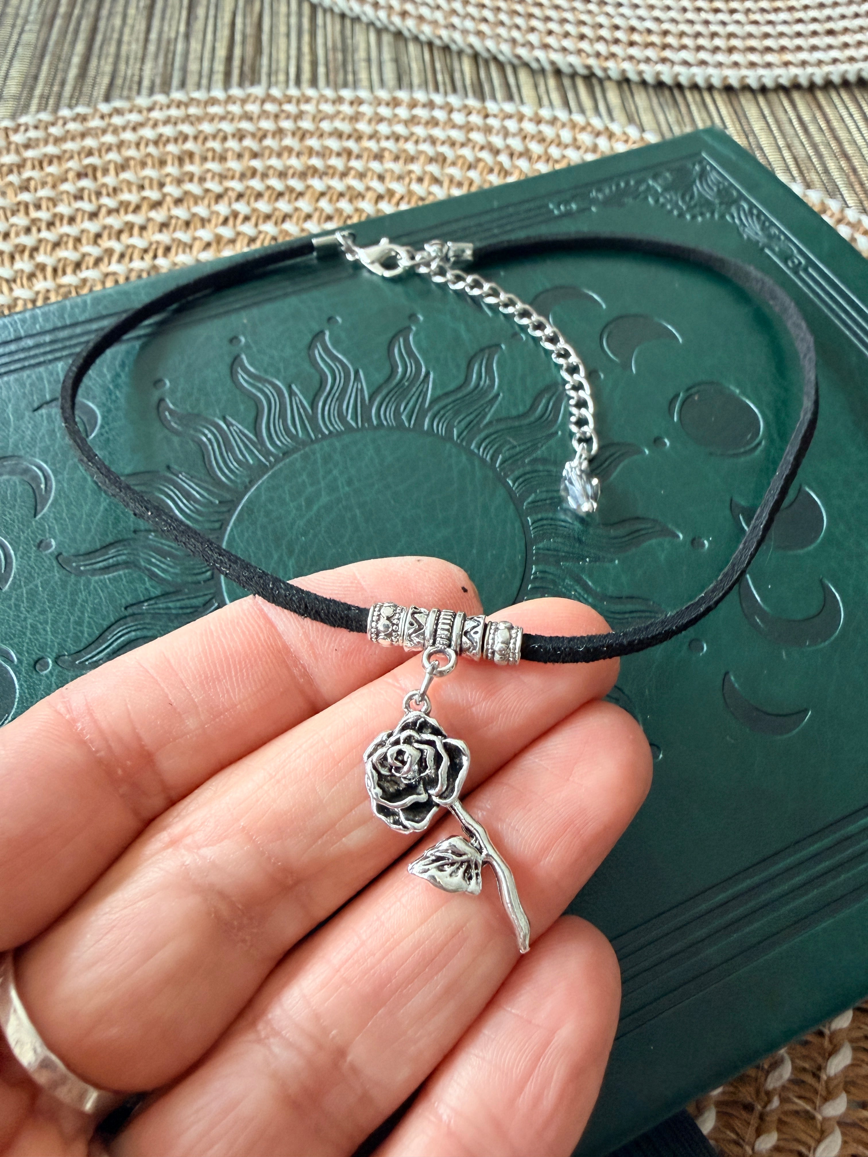 Choker Boho z Różą, Czarny Rzemyk Eco Zamsz, Naszyjnik z Zawieszką Róży, Biżuteria Romantyczna, Styl Boho Gothic