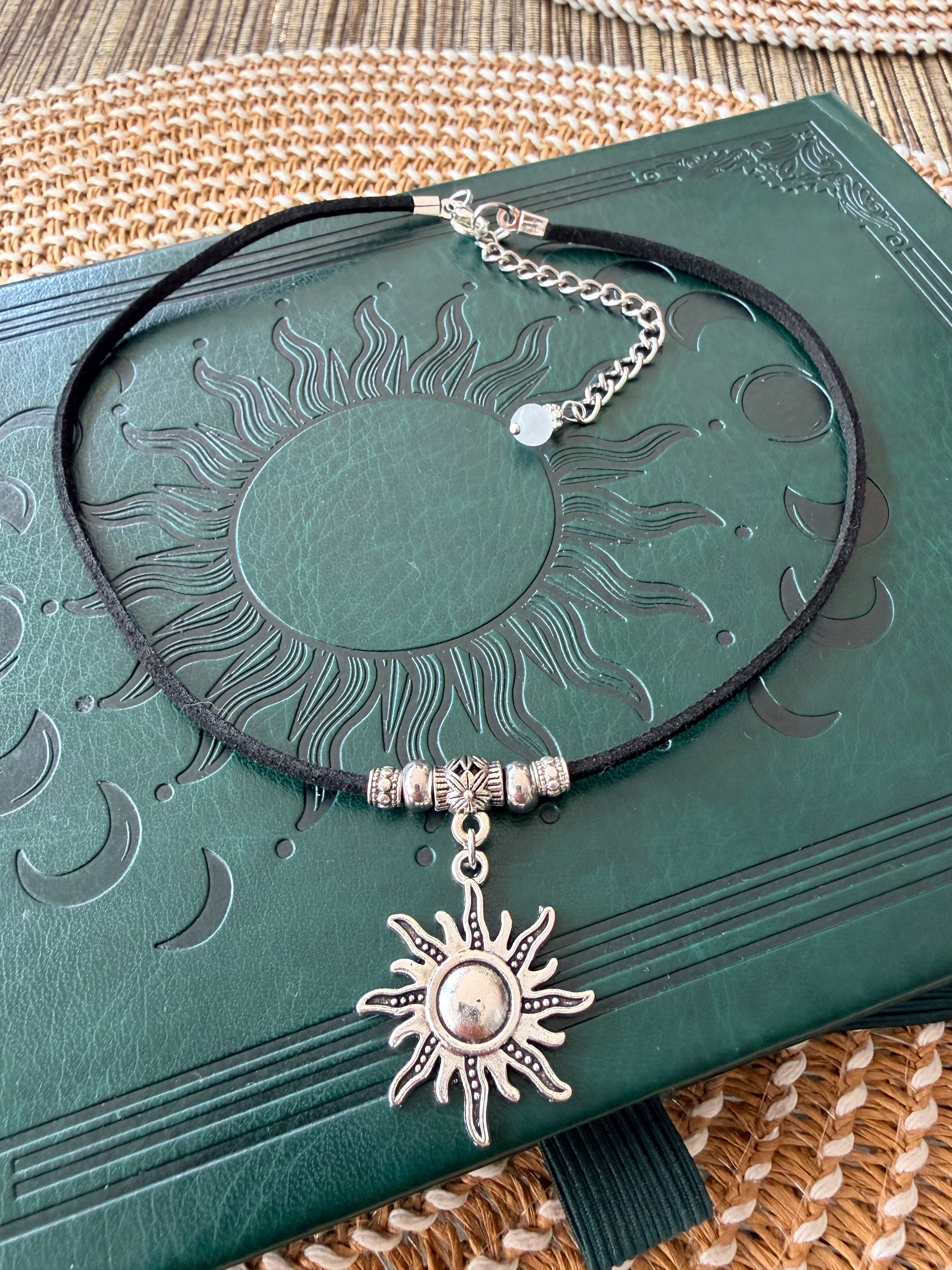 Choker Boho Słońce, Czarny Rzemyk Eco Zamsz, Naszyjnik Symboliczny Słońce, Biżuteria Mistyczna, Styl Boho Gothic